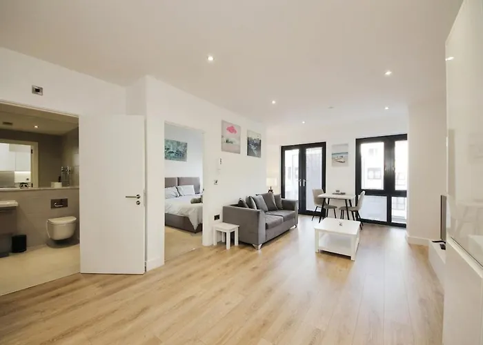 Modern Comfort 1 Bed Apartment Broadoaks, Sulihull