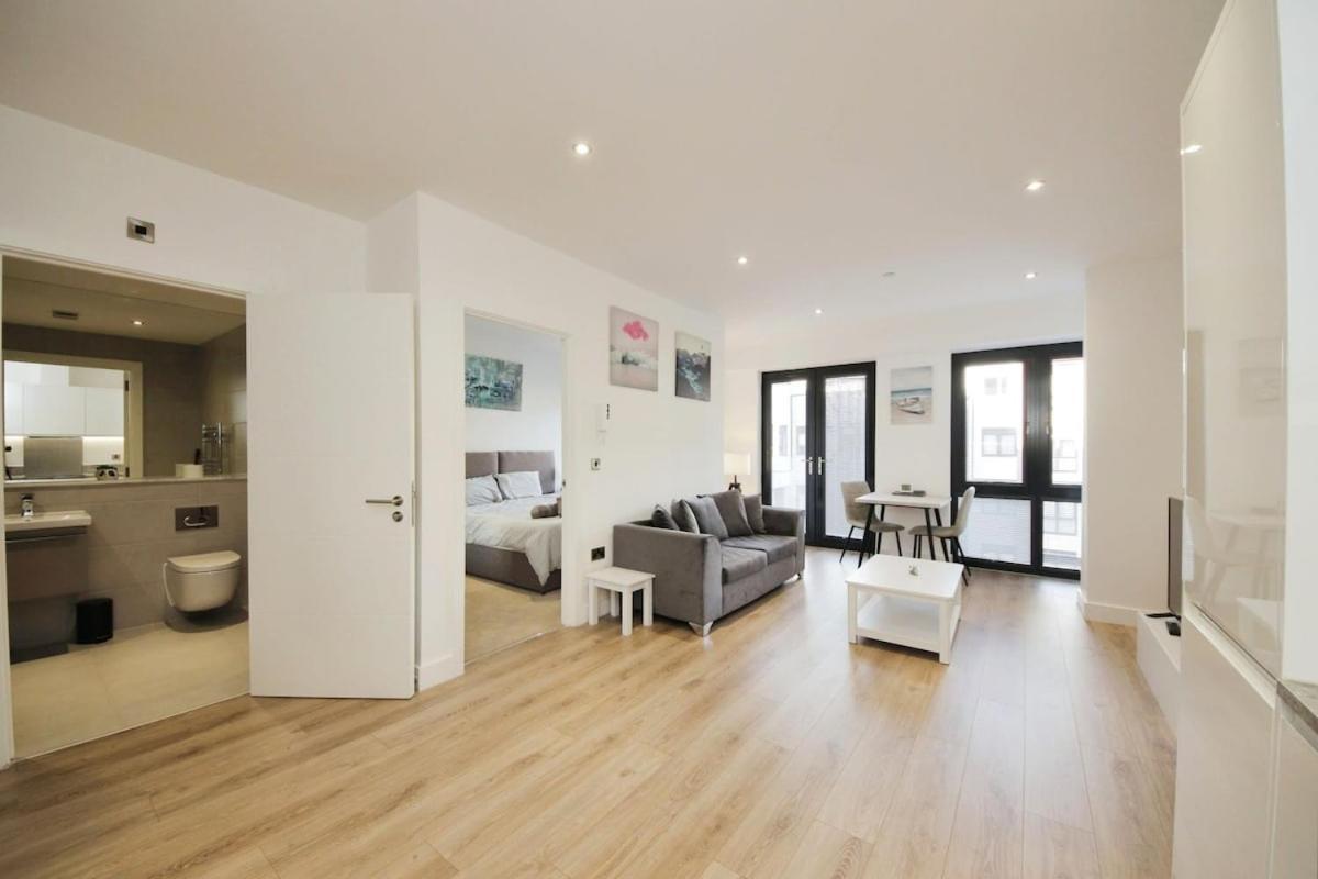 Modern Comfort 1 Bed Broadoaks, Sulihull