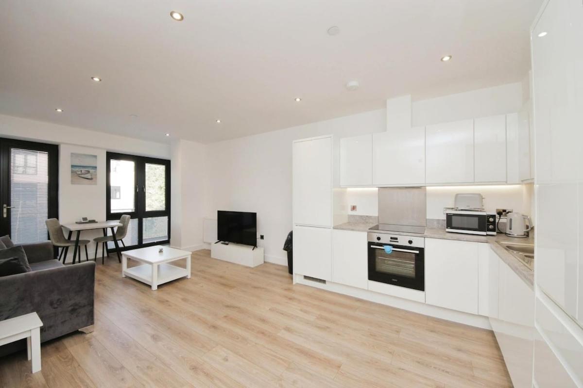 Modern Comfort 1 Bed Broadoaks, Sulihull Apartment *